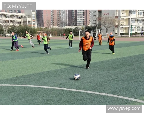 女孩与众多足球明星亲密合影展现青春活力与梦想追逐的美好瞬间