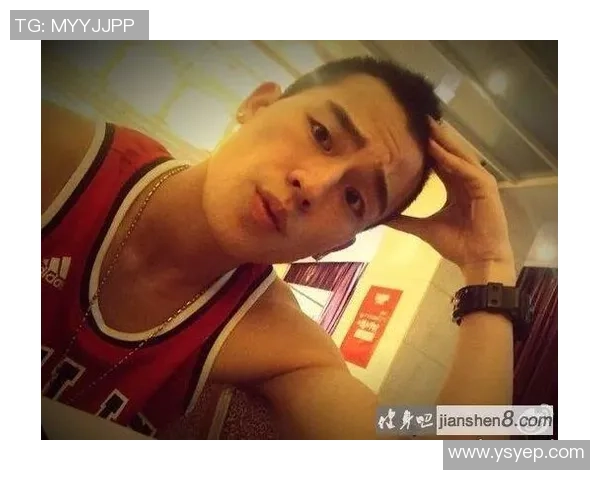 足球明星腹肌对比视频揭秘谁才是最强肌肉男神的真实身材对决